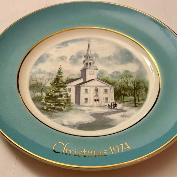 Vintage Avon Wedgwood 1974 Christmas Plate, Country Church Collectible - Picture 2 of 15